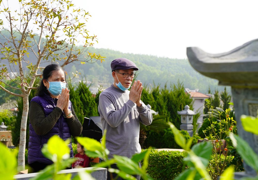 Nghi thức đi tảo mộ và cúng ban thờ báo cáo tổ tiên Tết Thanh minh chuẩn phong thủy để cầu tài lộc, bình an- Ảnh 5.