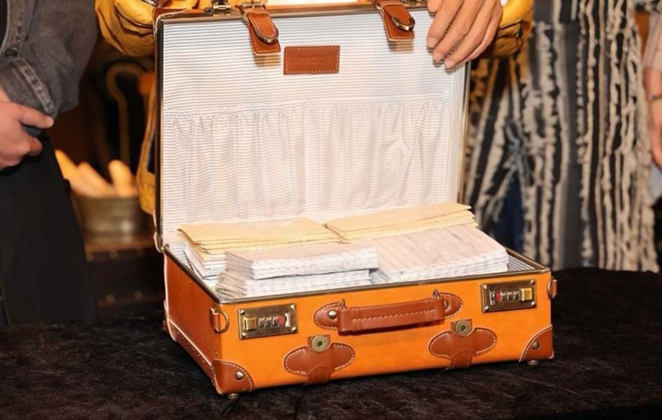 Tài tử U80 cầu hôn thành công tình trẻ kém 36 tuổi