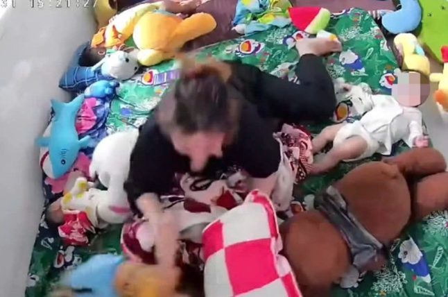 Vụ bảo mẫu đánh bé gái ở Tiền Giang: Tình tiết giúp người mẹ phát hiện con gái bị đánh - Ảnh 2.