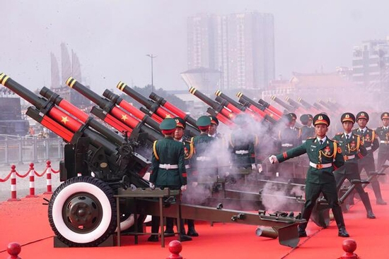 21 loạt đại bác rền vang mừng 50 năm Giải phóng miền Nam, thống nhất đất nước