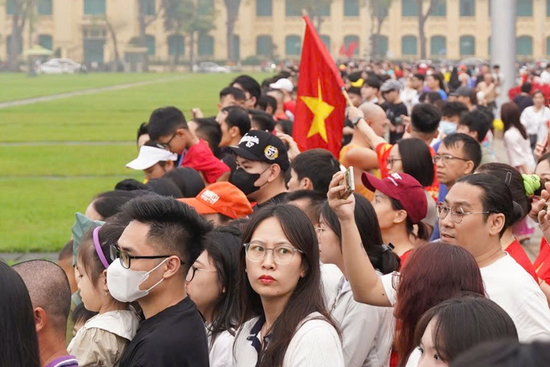 Hàng nghìn người đổ về Quảng trường Ba Đình dự lễ thượng cờ dịp 30/4