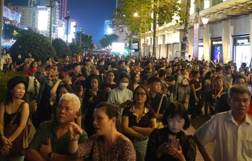 Cảnh tượng náo nhiệt chưa từng có ở phố đi bộ Nguyễn Huệ, bến Bạch Đằng chờ đại lễ 30/4
