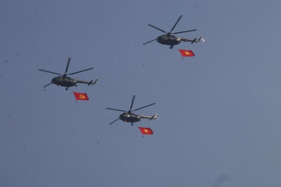 Cận cảnh trực thăng kéo cờ, tiêm kích Su30-MK2 thả nhiễu trên bầu trời TP.HCM