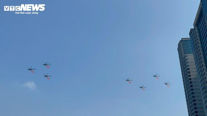 Sau phần nghi lễ, chương trình diễu binh, diễu hành kỷ niệm 50 năm Ngày Giải phóng miền Nam, thống nhất đất nước được bắt đầu bằng màn biểu diễn của phi đội máy bay trực thăng mang theo cờ Đảng, cờ Tổ quốc cùng phi đội máy bay tiêm kích chiến đấu của Quân đội Nhân dân Việt Nam trên bầu trời trung tâm TP.HCM