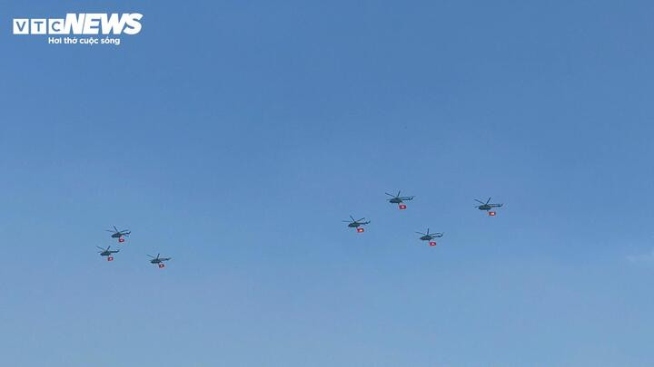 Đội hình bay sáng nay bao gồm các máy bay tiêm kích như Yak130 và Su-30MK2 cùng với nhiều trực thăng Mi-17 và Mi-8 chia thành các tốp bay theo đội hình chiến thuật.