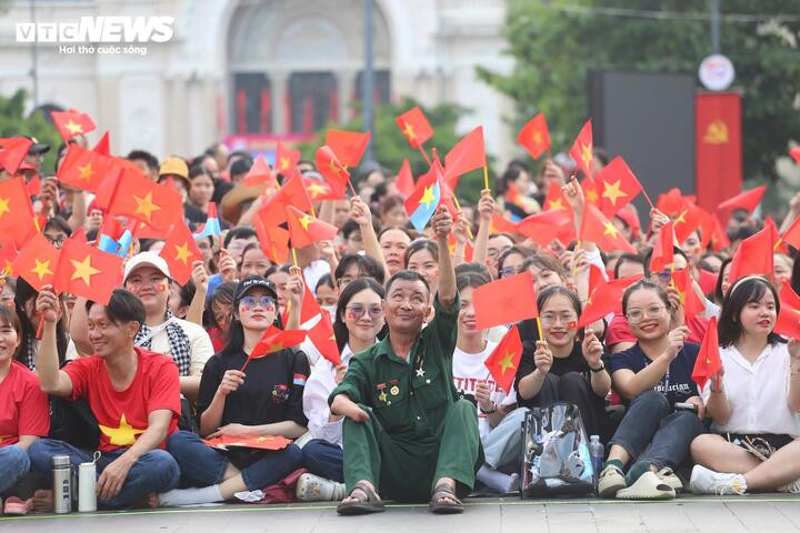 Cận cảnh trực thăng kéo cờ, tiêm kích Su30-MK2 thả nhiễu trên bầu trời TP.HCM - 13