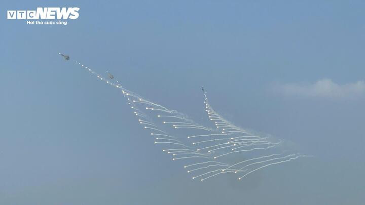 Người dân có thể nghe rõ âm thanh gầm rú của động cơ phản lực khi tiêm kích lướt qua, cùng với âm thanh đặc trưng của cánh quạt trực thăng dọc theo đường bay.