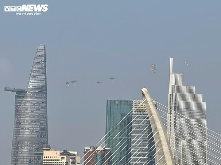 Trong ảnh, loạt máy bay và tiêm kích bay qua tòa nhà Bitexco 68 tầng, một biểu tượng mới của TP.HCM.