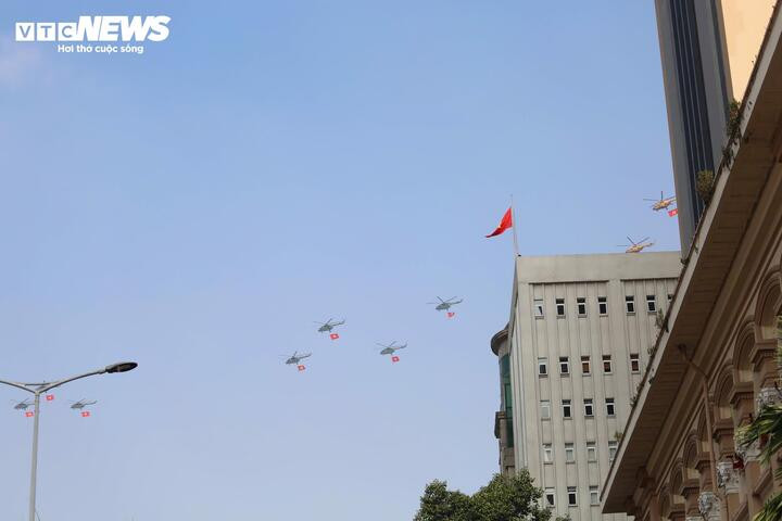 Cận cảnh trực thăng kéo cờ, tiêm kích Su30-MK2 thả nhiễu trên bầu trời TP.HCM - 6