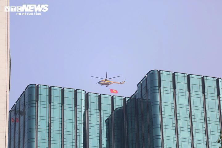 Cận cảnh trực thăng kéo cờ, tiêm kích Su30-MK2 thả nhiễu trên bầu trời TP.HCM - 5