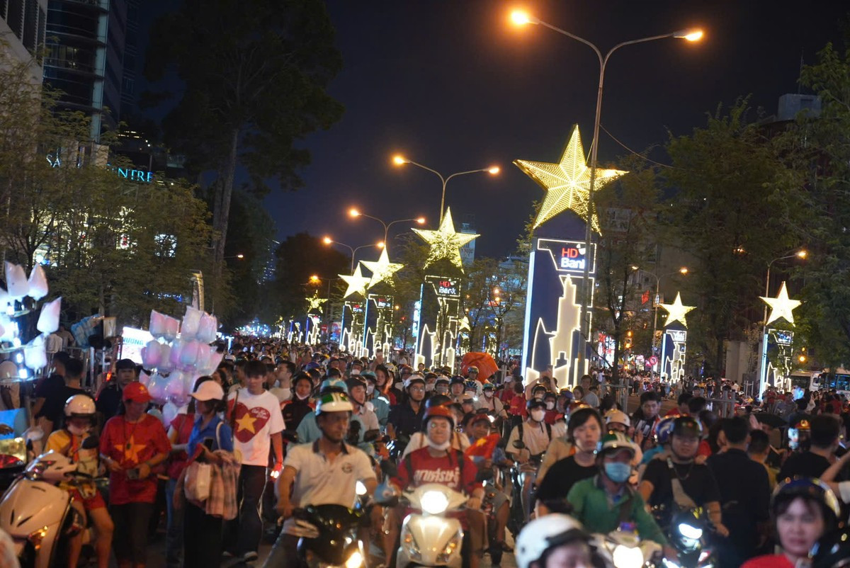 Cảnh tượng náo nhiệt chưa từng có ở phố đi bộ Nguyễn Huệ, bến Bạch Đằng chờ đại lễ 30/4 ảnh 14