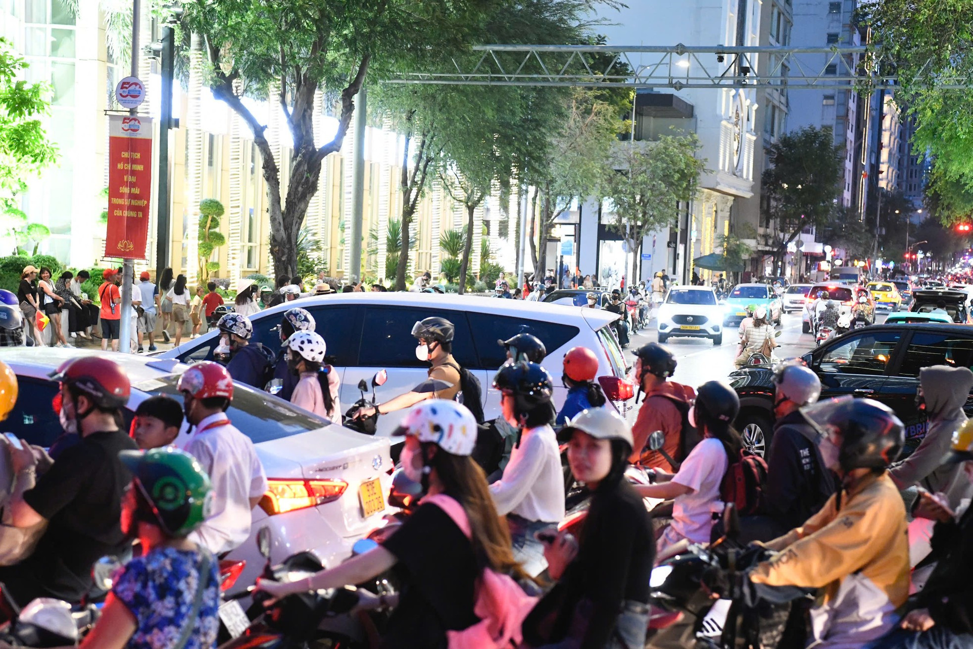 Cảnh tượng náo nhiệt chưa từng có ở phố đi bộ Nguyễn Huệ, bến Bạch Đằng chờ đại lễ 30/4 ảnh 6