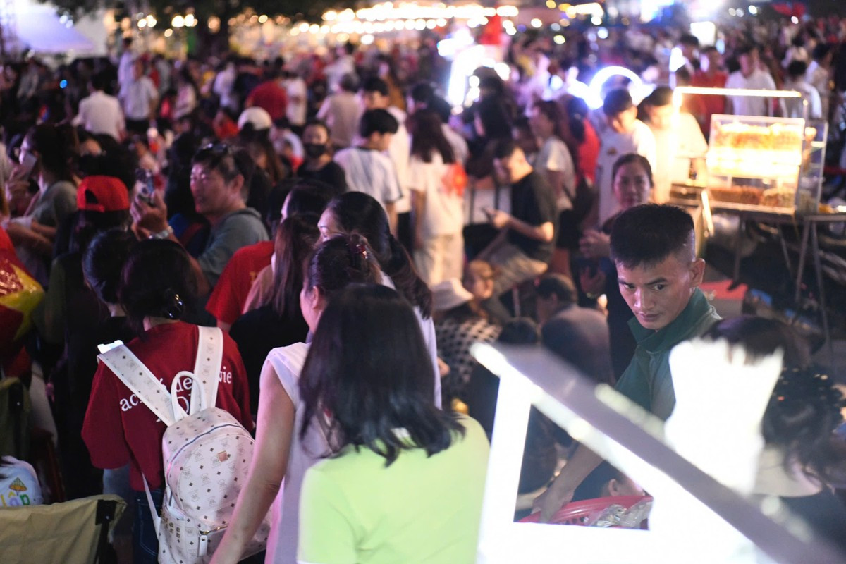 Cảnh tượng náo nhiệt chưa từng có ở phố đi bộ Nguyễn Huệ, bến Bạch Đằng chờ đại lễ 30/4 ảnh 12