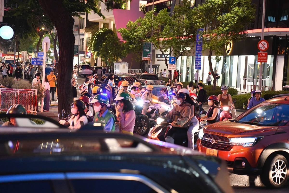 Cảnh tượng náo nhiệt chưa từng có ở phố đi bộ Nguyễn Huệ, bến Bạch Đằng chờ đại lễ 30/4 ảnh 7