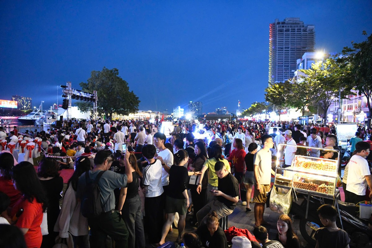 Cảnh tượng náo nhiệt chưa từng có ở phố đi bộ Nguyễn Huệ, bến Bạch Đằng chờ đại lễ 30/4 ảnh 13
