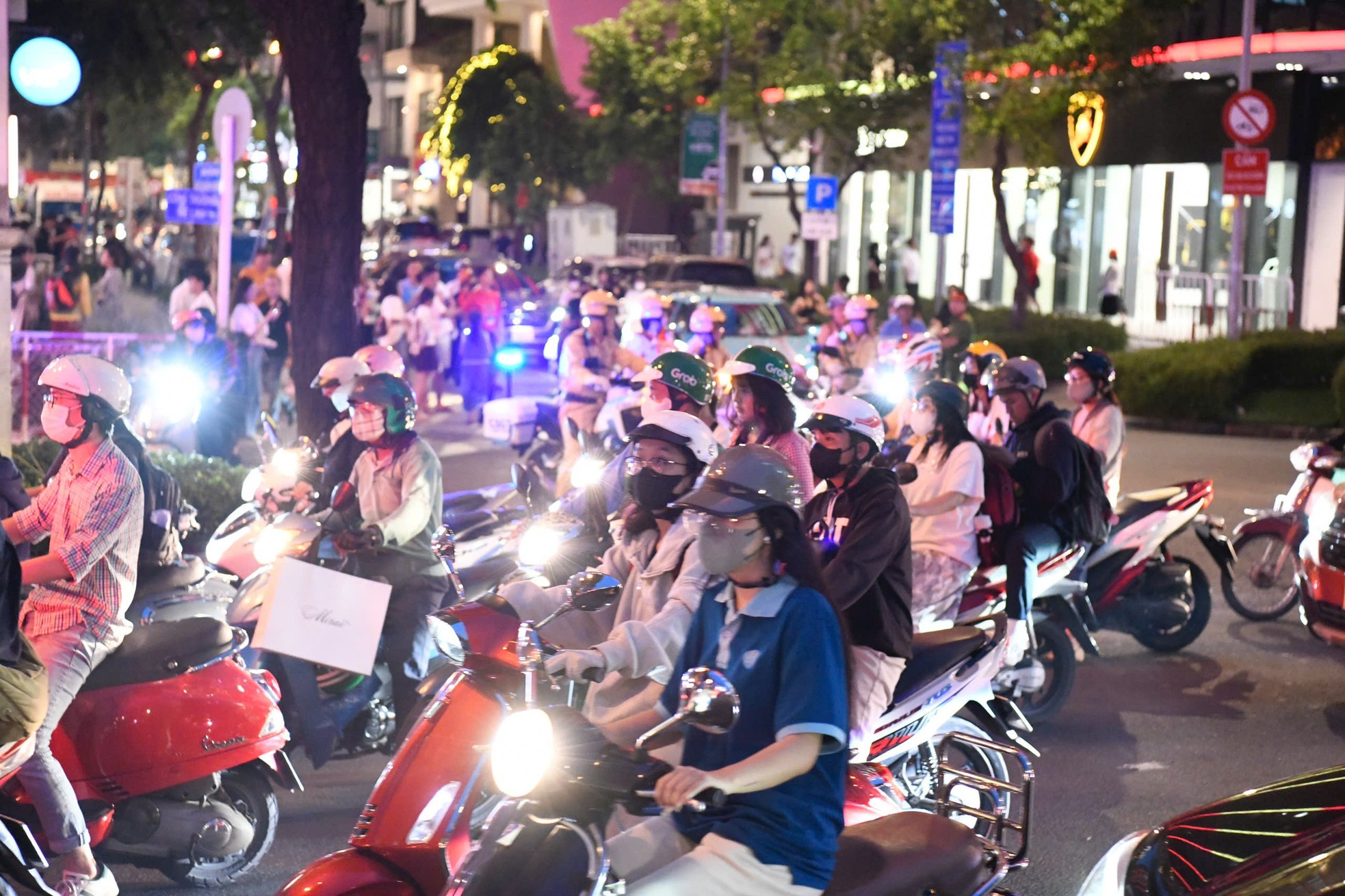 Cảnh tượng náo nhiệt chưa từng có ở phố đi bộ Nguyễn Huệ, bến Bạch Đằng chờ đại lễ 30/4 ảnh 5