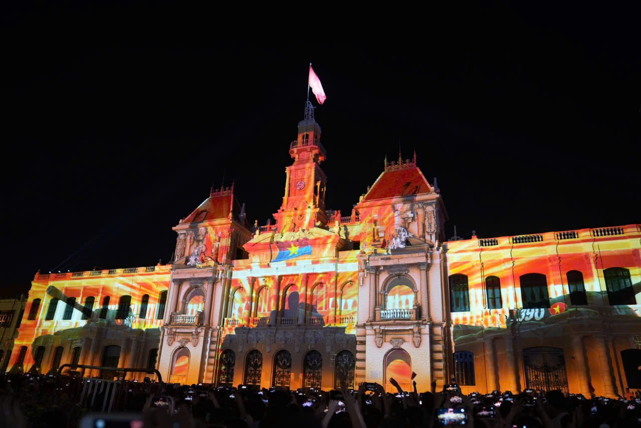 Cảnh tượng náo nhiệt chưa từng có ở phố đi bộ Nguyễn Huệ, bến Bạch Đằng chờ đại lễ 30/4 ảnh 21