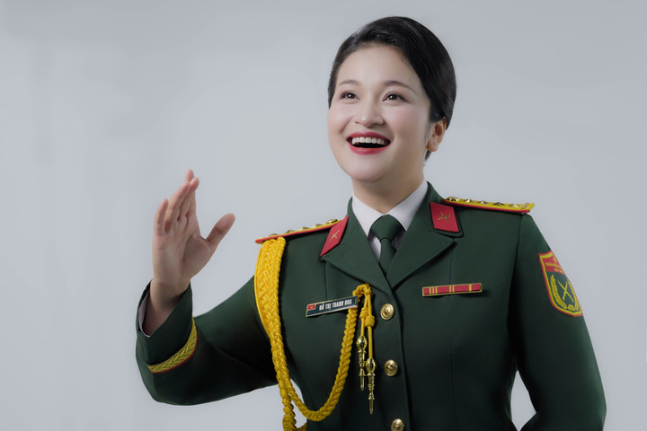 Đại uý, ca sĩ Đỗ Tố Hoa.