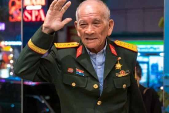 Gặp cụ Trần Văn Thanh đi xe máy 1.300km: 'Tôi chỉ là người dân bình thường, với quyết tâm vào xem đại lễ'