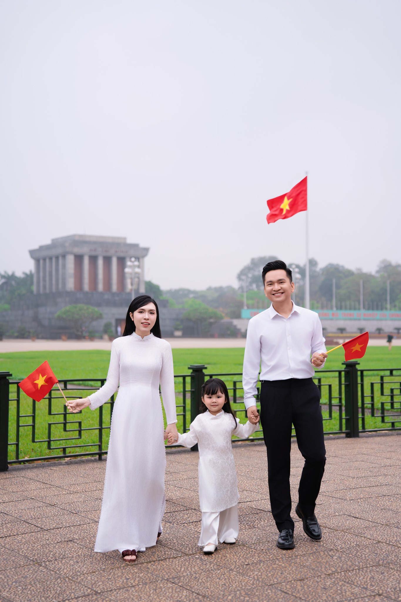 Hai nhóc tỳ nhà nam MC nổi tiếng VTV gây chú ý với bộ ảnh kỷ niệm hướng tới ngày 30/4 Hai nhóc tỳ nhà nam MC nổi tiếng VTV gây chú ý với bộ ảnh kỷ niệm hướng tới ngày 30/4 - Ảnh 5.