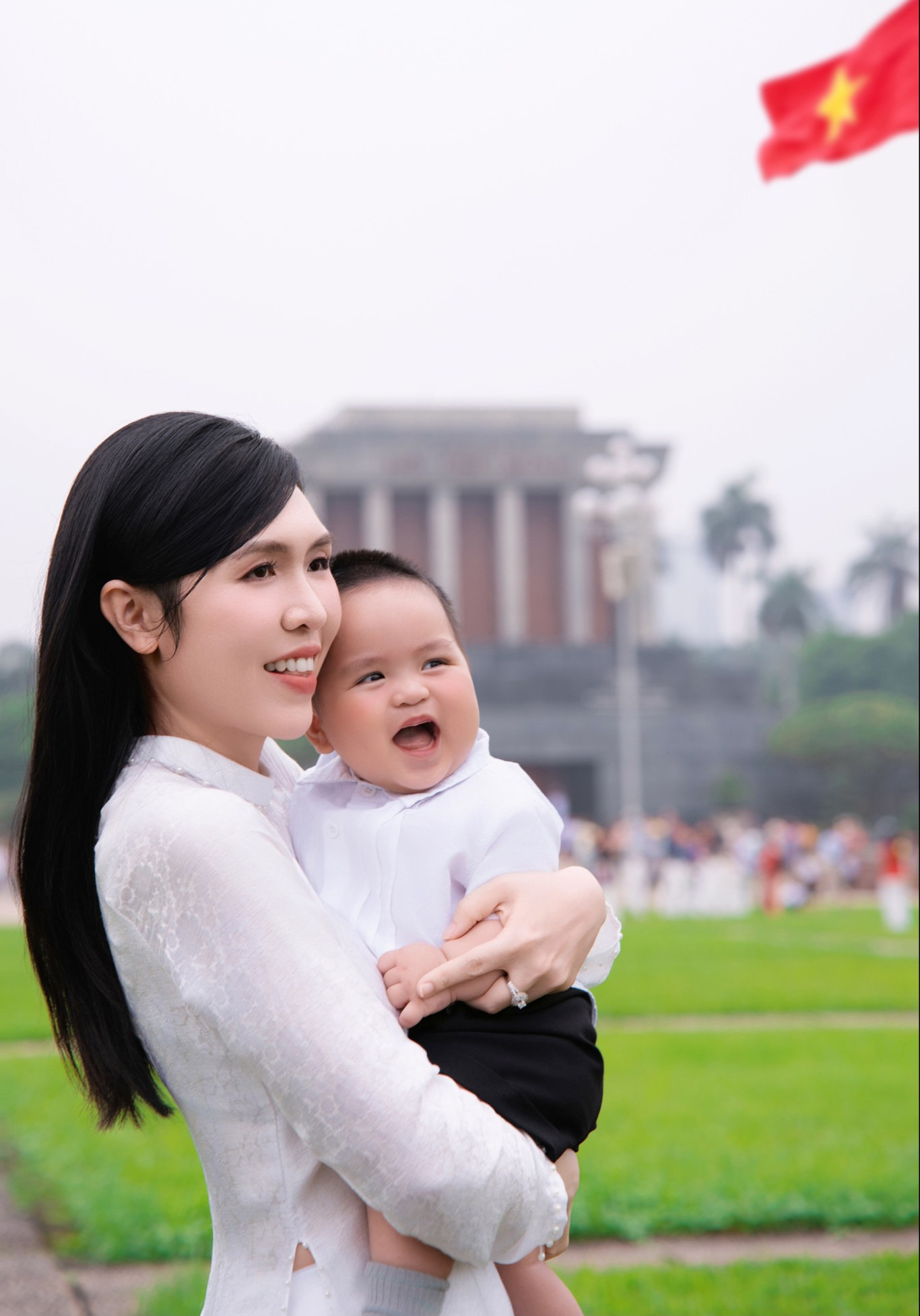 Hai nhóc tỳ nhà nam MC nổi tiếng VTV gây chú ý với bộ ảnh kỷ niệm hướng tới ngày 30/4 - Ảnh 6.