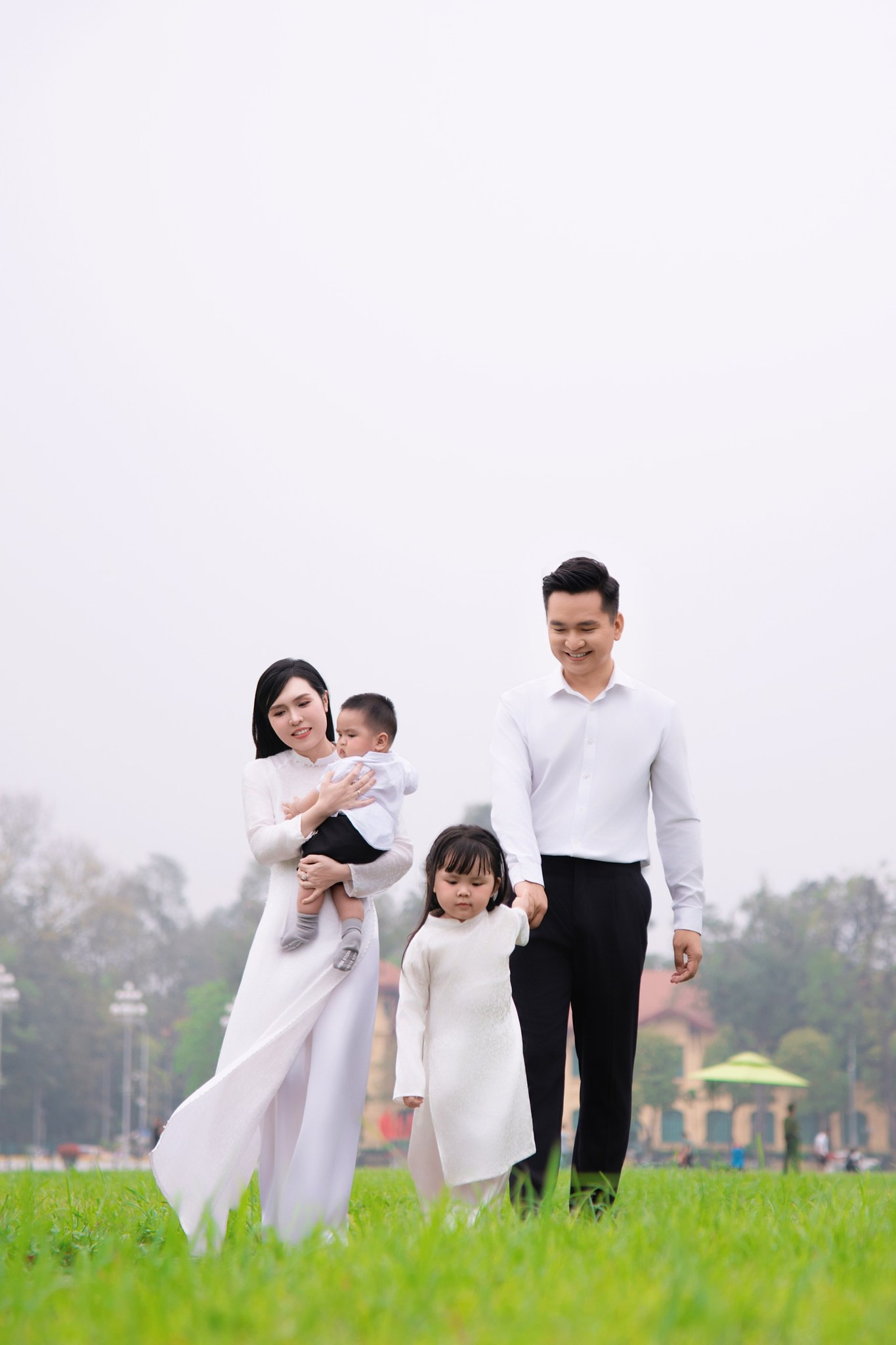 Hai nhóc tỳ nhà nam MC nổi tiếng VTV gây chú ý với bộ ảnh kỷ niệm hướng tới ngày 30/4 Hai nhóc tỳ nhà nam MC nổi tiếng VTV gây chú ý với bộ ảnh kỷ niệm hướng tới ngày 30/4 - Ảnh 11.