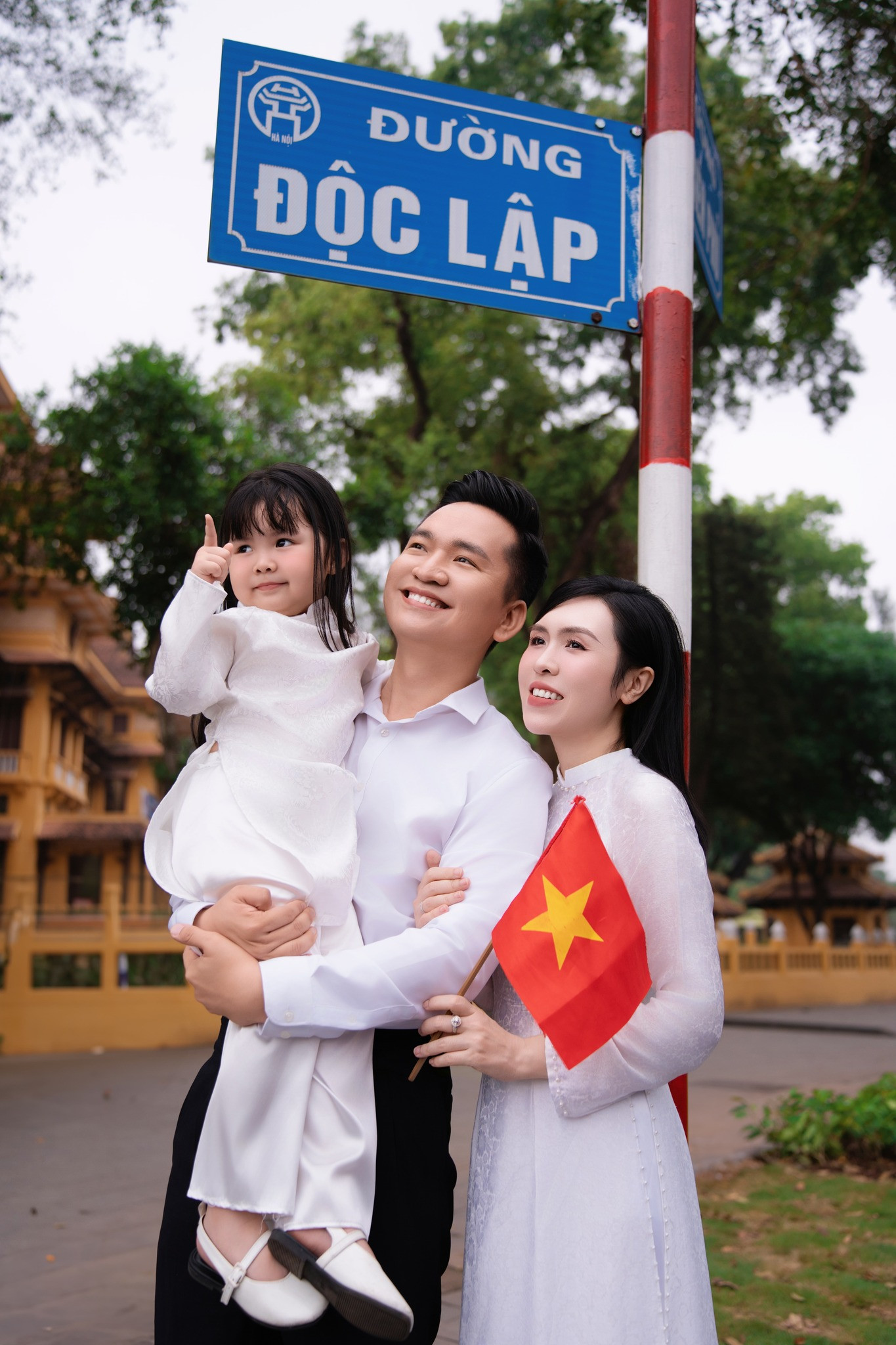 Hai nhóc tỳ nhà nam MC nổi tiếng VTV gây chú ý với bộ ảnh kỷ niệm hướng tới ngày 30/4 Hai nhóc tỳ nhà nam MC nổi tiếng VTV gây chú ý với bộ ảnh kỷ niệm hướng tới ngày 30/4 - Ảnh 3.