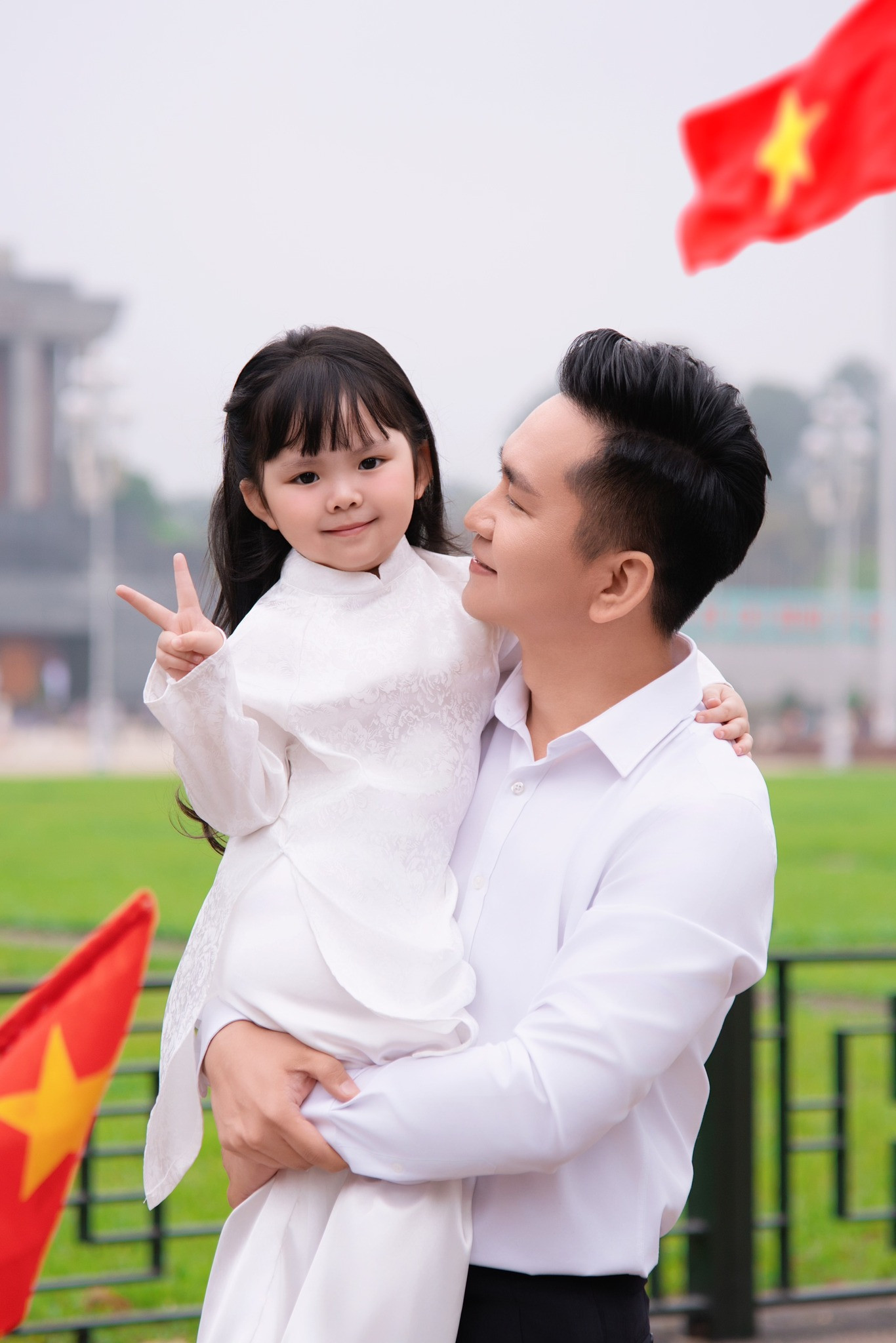 Hai nhóc tỳ nhà nam MC nổi tiếng VTV gây chú ý với bộ ảnh kỷ niệm hướng tới ngày 30/4 - Ảnh 7.