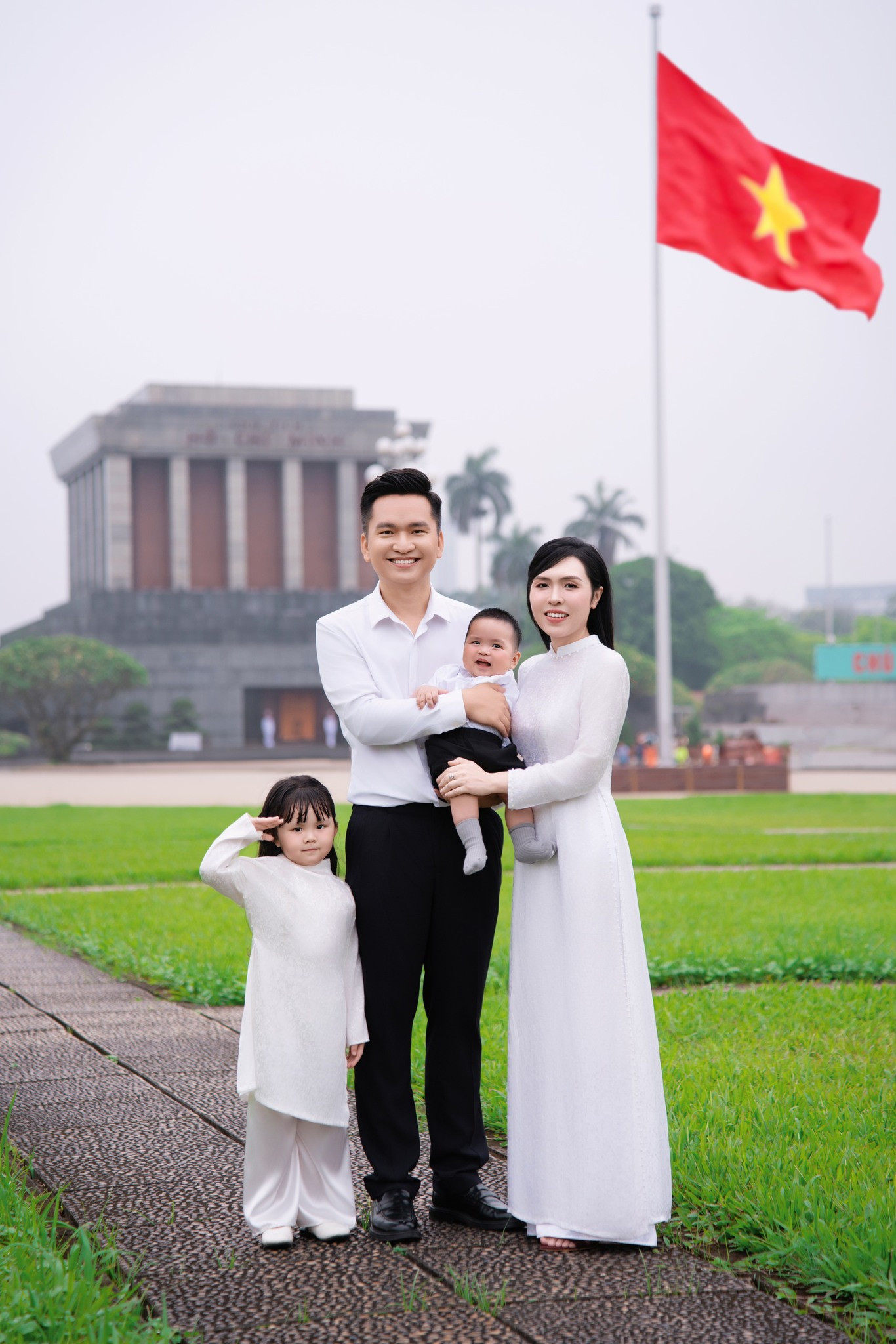 Hai nhóc tỳ nhà nam MC nổi tiếng VTV gây chú ý với bộ ảnh kỷ niệm hướng tới ngày 30/4 - Ảnh 2.