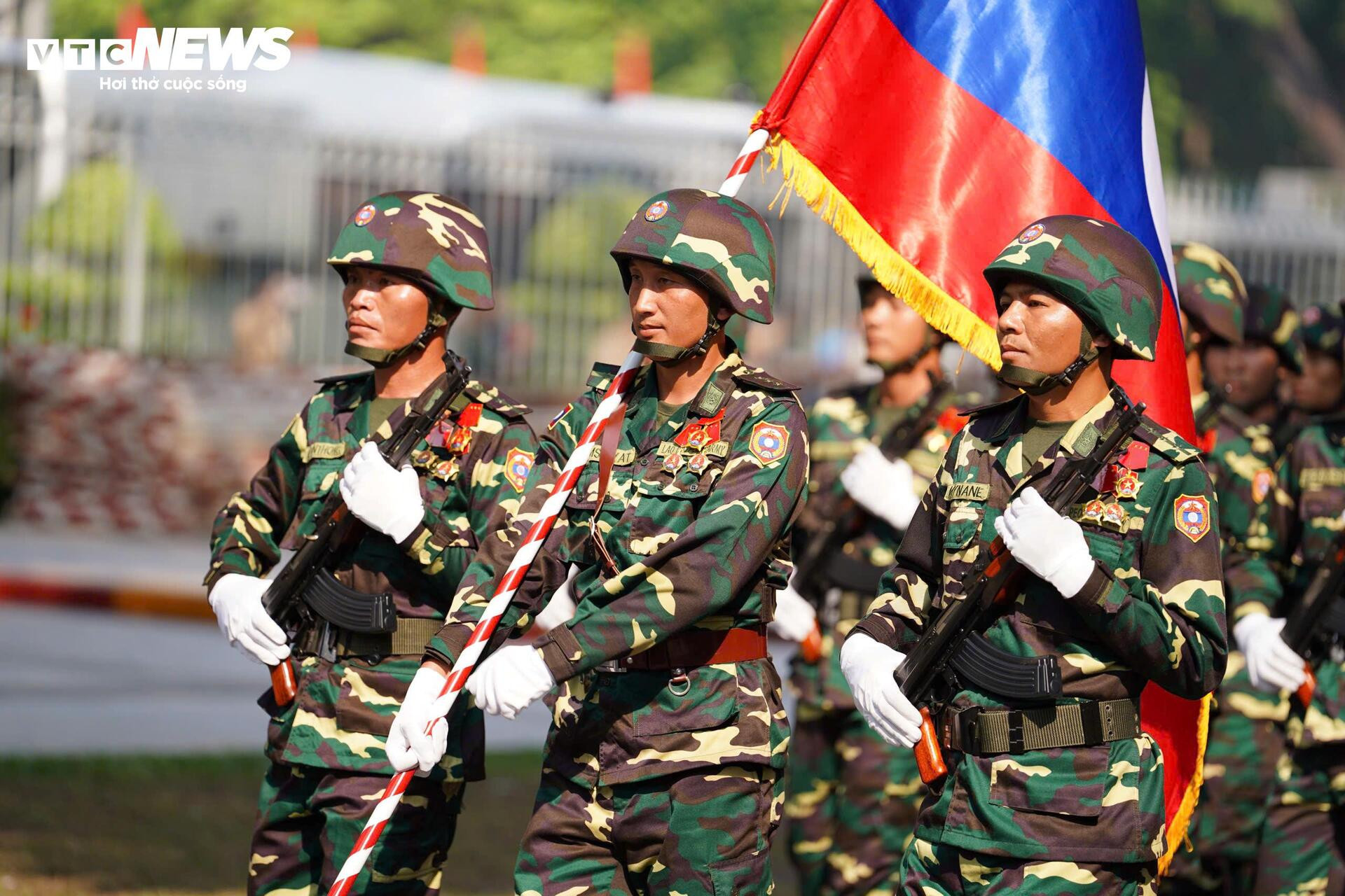 Hình ảnh đặc biệt của quân đội Trung Quốc - Lào - Campuchia tại lễ diễu binh 30/4 - 7