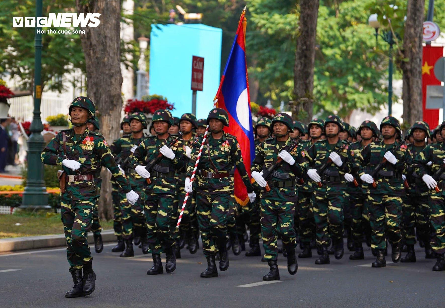 Hình ảnh đặc biệt của quân đội Trung Quốc - Lào - Campuchia tại lễ diễu binh 30/4 - 6
