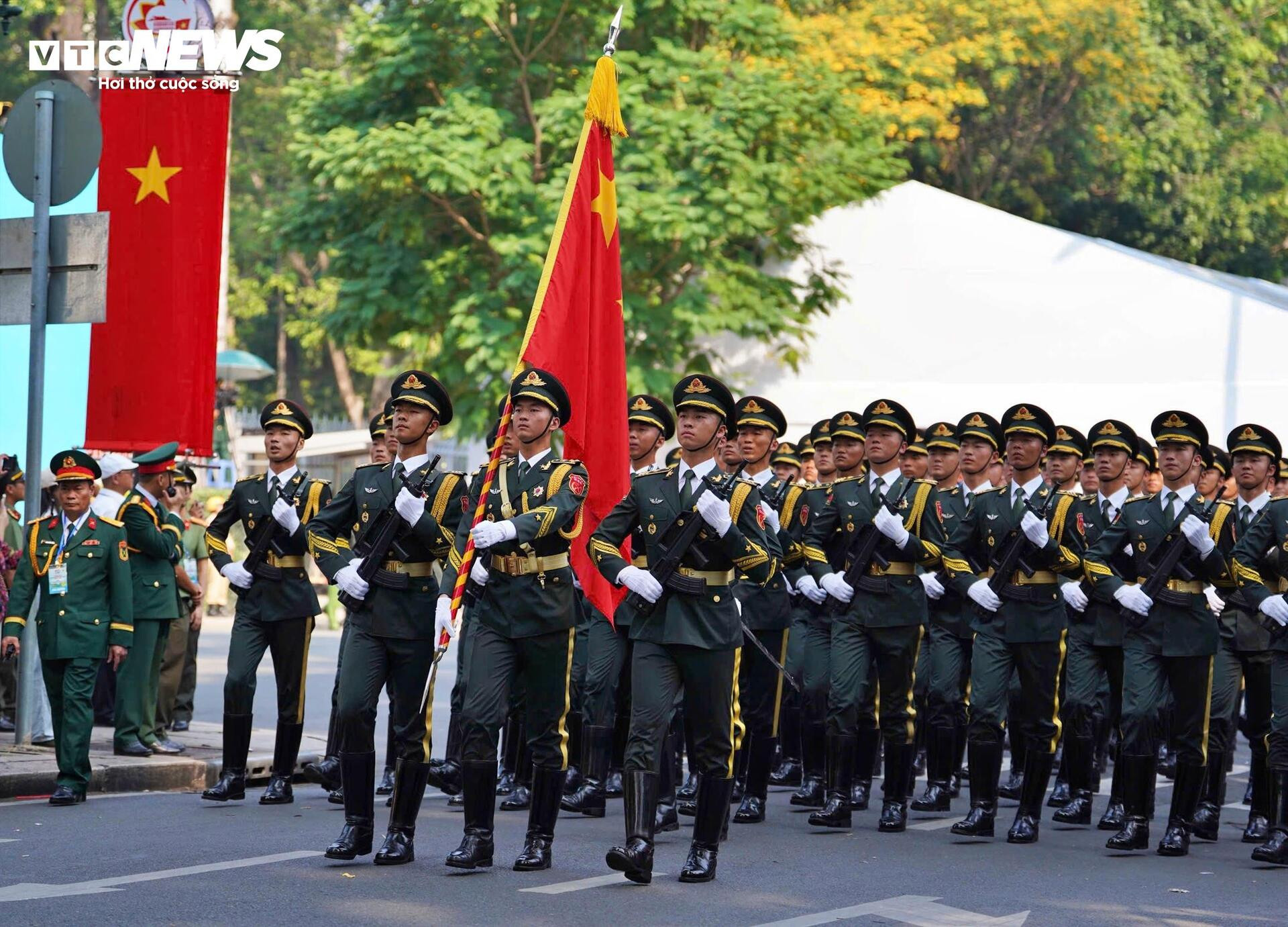 Hình ảnh đặc biệt của quân đội Trung Quốc - Lào - Campuchia tại lễ diễu binh 30/4 - 1