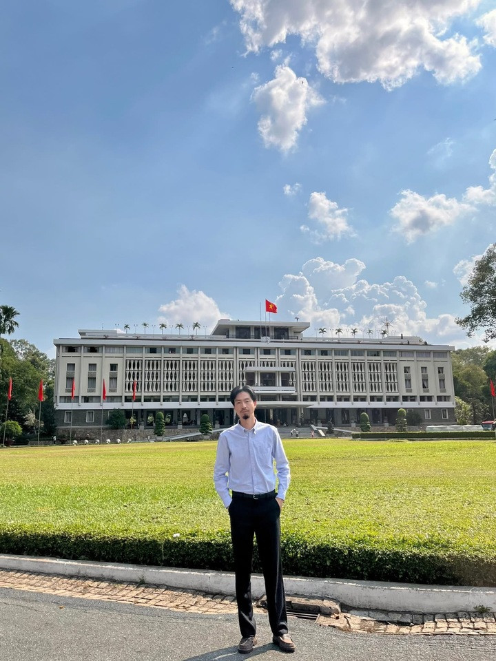 Đen Vâu chụp ảnh tại Dinh Độc Lập.