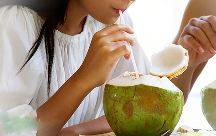 Nước dừa tươi chứa đến 95% là nước, giàu chất điện giải như kali, natri, canxi và magiê. (Ảnh minh hoạ)