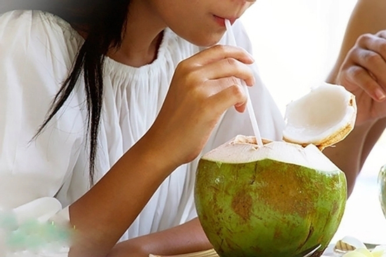 Nắng nóng có nên dùng nước dừa thay nước lọc?