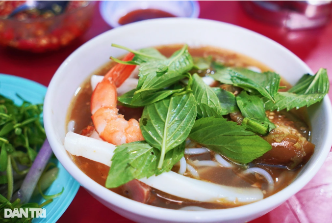 Nghỉ lễ, theo chân Trấn Thành thưởng thức bún mắm trong hẻm giá 130.000 đồng ngon nức tiếng Nghỉ lễ, theo chân Trấn Thành thưởng thức bún mắm trong hẻm giá 130.000 đồng ngon nức tiếng - Ảnh 4.