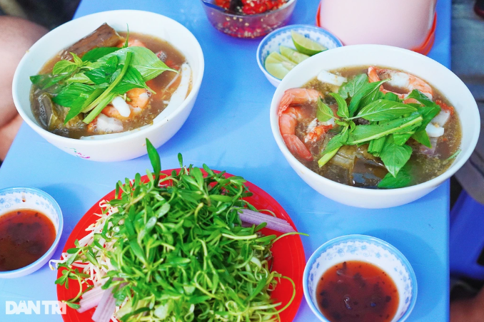 Nghỉ lễ, theo chân Trấn Thành thưởng thức bún mắm trong hẻm giá 130.000 đồng ngon nức tiếng Nghỉ lễ, theo chân Trấn Thành thưởng thức bún mắm trong hẻm giá 130.000 đồng ngon nức tiếng - Ảnh 3.