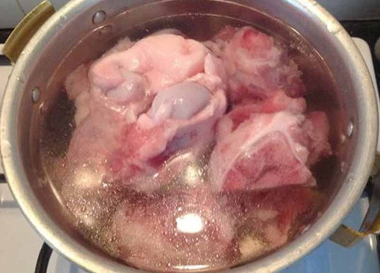 Nghỉ lễ, theo chân Trấn Thành thưởng thức bún mắm trong hẻm giá 130.000 đồng ngon nức tiếng - Ảnh 5.