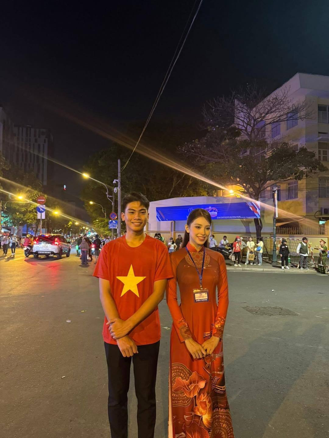 Sao Việt 30/4: Thanh Thuỷ, Tiểu Vy có mặt từ 2h sáng để tham gia diễu binh - 1