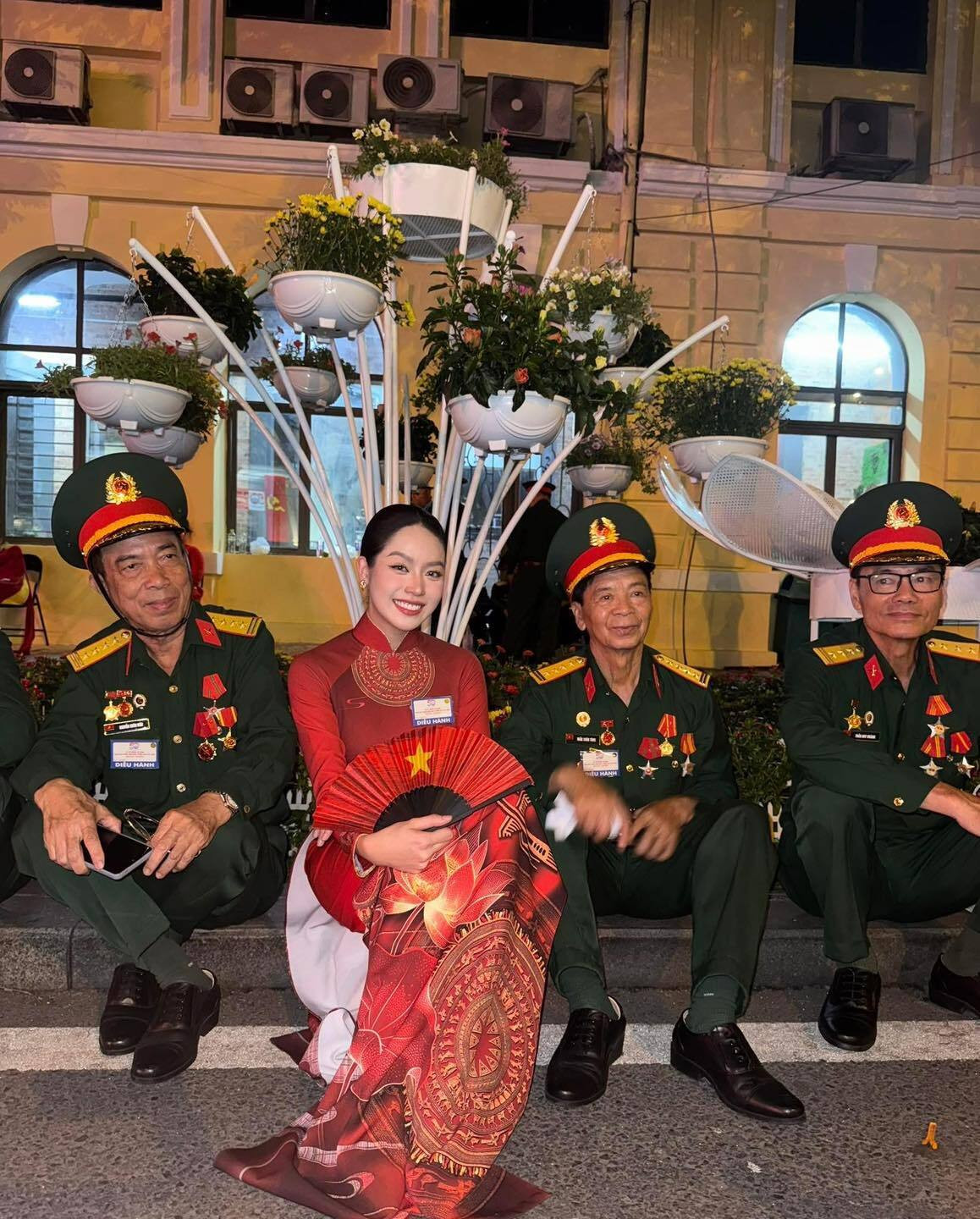 Sao Việt 30/4: Thanh Thuỷ, Tiểu Vy có mặt từ 2h sáng để tham gia diễu binh - 2