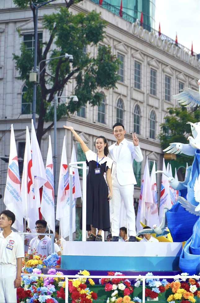 Tranh luận Võ Hạ Trâm hát bản hit 2,2 tỷ view 'Viết tiếp câu chuyện hoà bình' ảnh 1