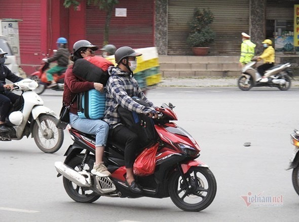 Vợ chồng đùm túm đi xe máy về quê: Bố mẹ đã già, chẳng còn nhiều dịp 30/4 nữa veque xemay anhvnn hoanghiep 52816.jpeg