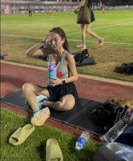 Bật khóc vì tập chạy bộ, CĐM chưa kịp an ủi đã phải căng mắt với