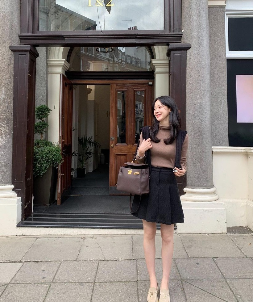 Áo len và chân váy xếp ly.