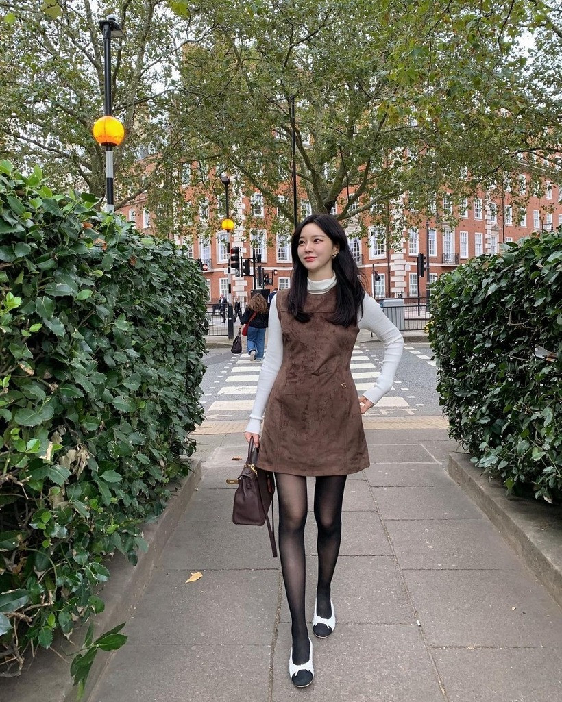 Áo len và váy liền thân.