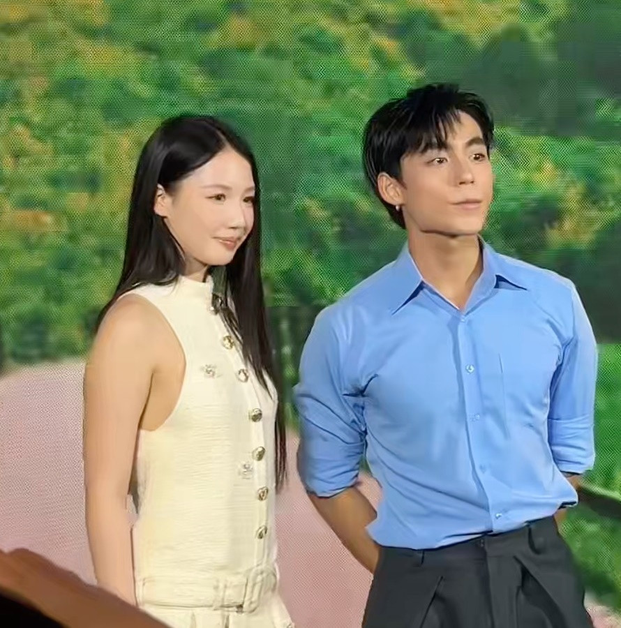 Em trai Sơn Tùng được khen 10 điểm tinh tế nhờ 1 hành động khi đứng cạnh dàn mỹ nhân Vbiz