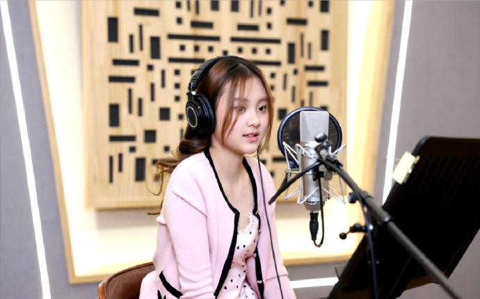 Con gái Lý Tiểu Lộ từng bị chê xấu nay đã vào showbiz