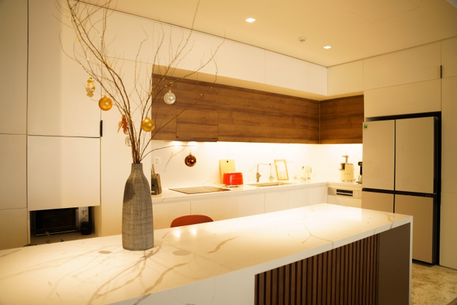 photo 4 17043704807721860618755