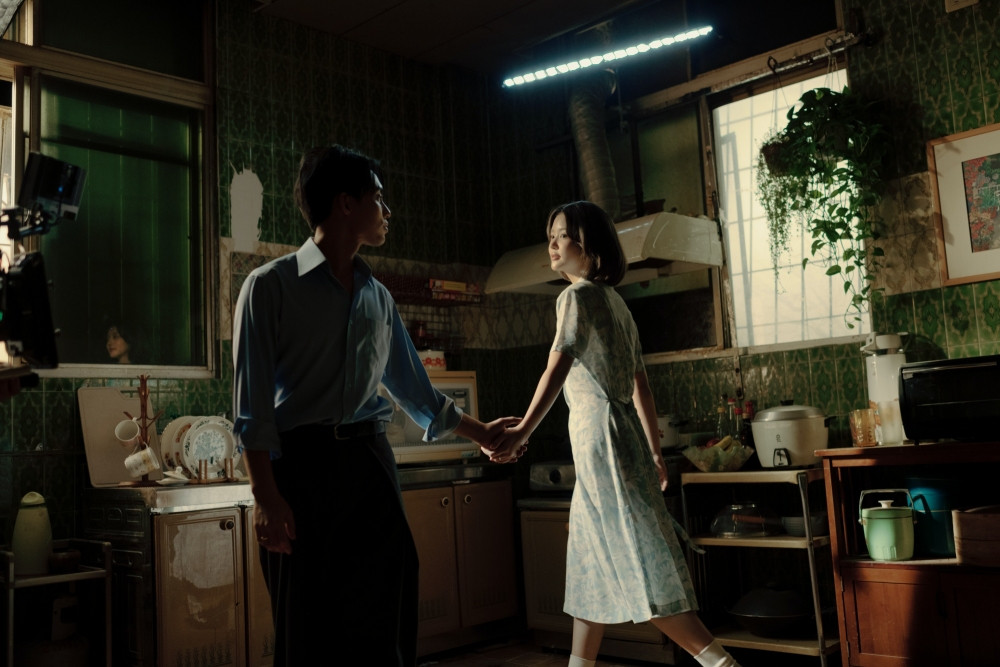 MONO xin lỗi đàn chị vì lỡ có hành động thân mật với gái Thái trong MV