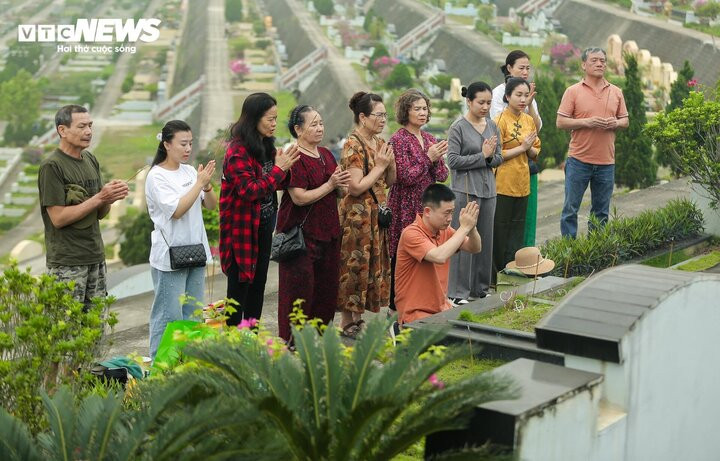 Các gia đình nên tảo mộ theo đúng trình tự. (Ảnh: Ngô Nhung)